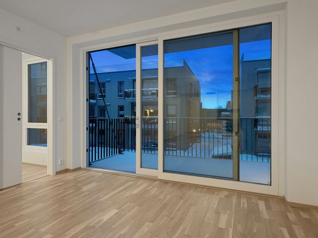 Cameră de apartament nou cu ușă glisantă mare spre balcon